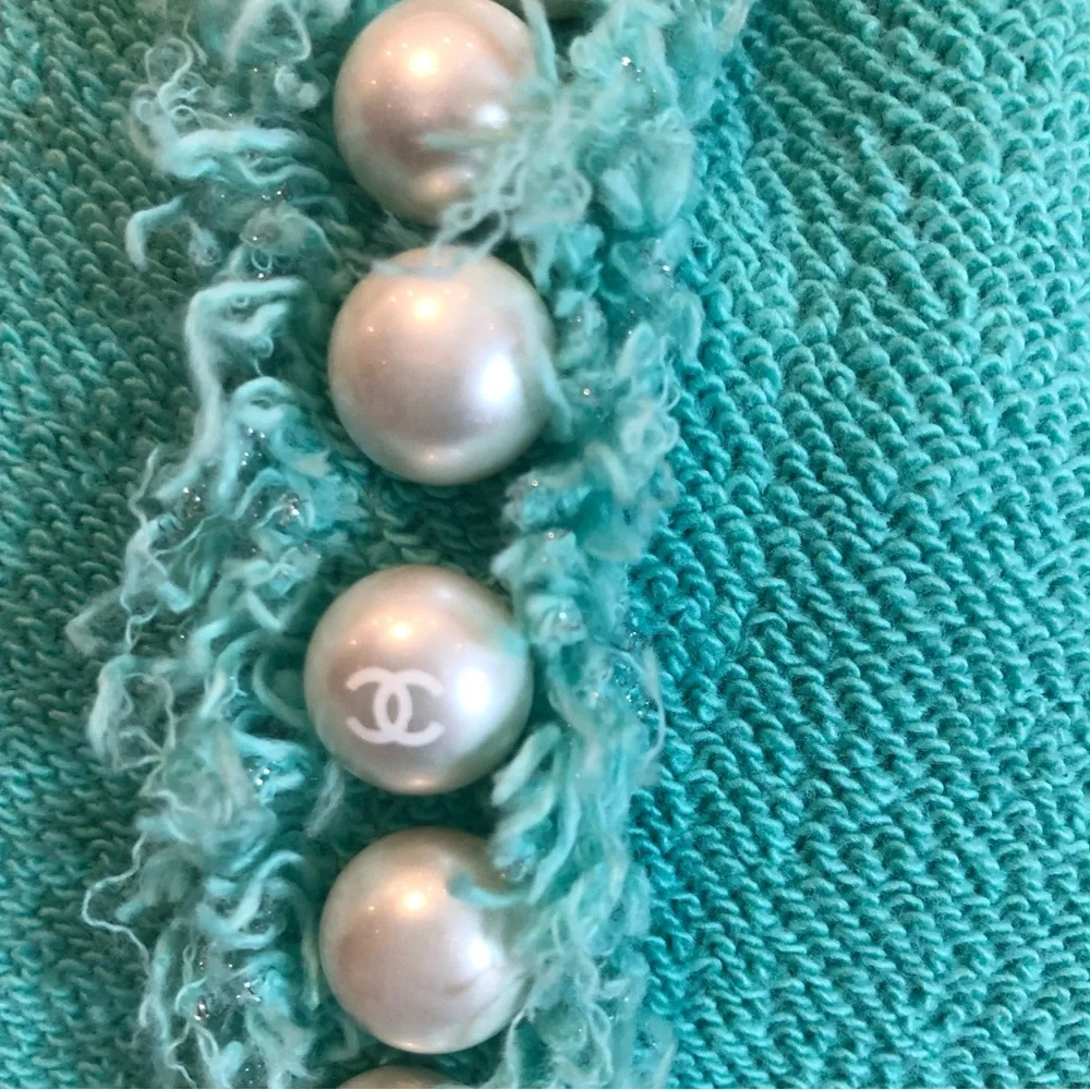 Gorgeous Chanel Green jacket w/Pearl Embellishment, beautiful Metallic Thread - Picture 2 of 12